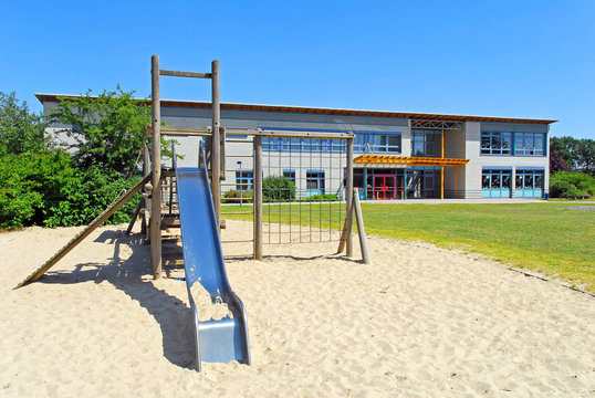Schule, Spielger&uuml;st mit Rutsche