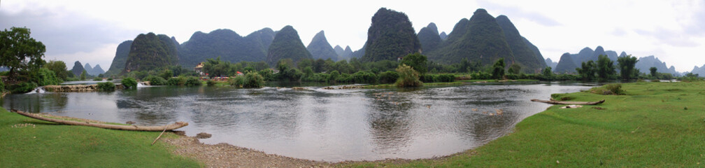 Paysage chinois, belles montagnes à Yangshuo et rivière Lee