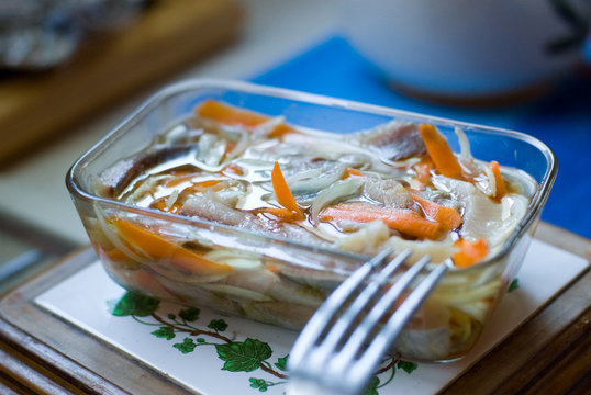 image filets de hareng &agrave; l'huile avec ses carottes et oignons