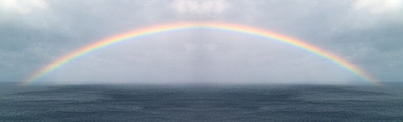 Regenbogen überm Meer