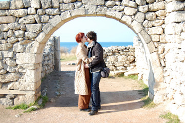 Obraz na płótnie Canvas View on kiss in arch