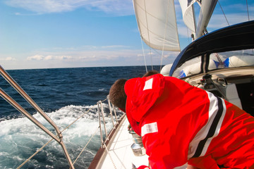 Skipper auf seinem Segelboot