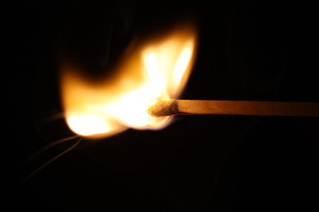 Entzündendes Streichholz