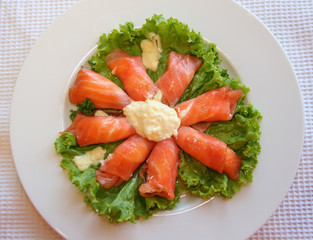 Salmon roulettes with sauce