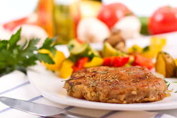 Rump steak with potatoes, vegetables and mushrooms