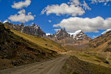 Straße im Andenhochland in Peru