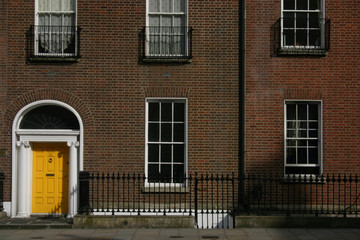 Dublin - Fa&ccedil;ade et porte jaune