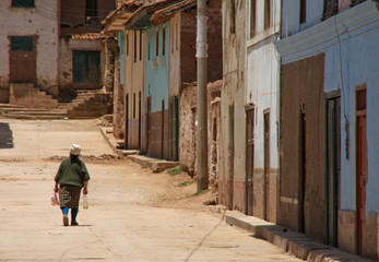 Frau auf Straße in Andendorf, Peru