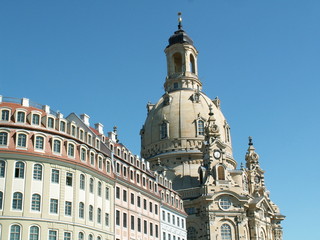 Fototapeta na wymiar Historische Bürgerhäuser und Frauenkirche Dresden