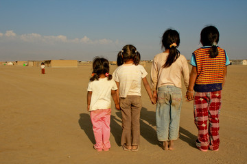 Kinder in Wüstendorf, Peru