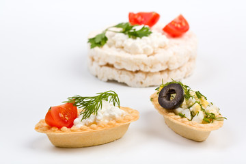 healthy canape snacks with cottage cheese and rice pastries