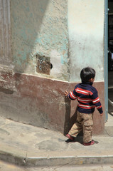 Kind auf Straße, Peru