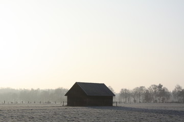 Winterliche Hütte zwischen Feldern auf dem Lande