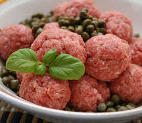 Frische rohe Hackbällchen