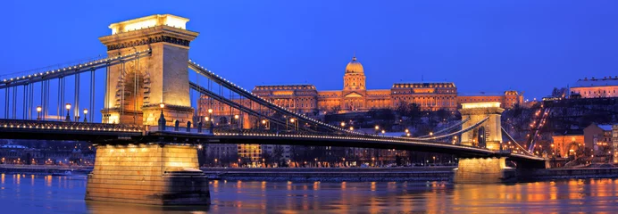 Photo sur Plexiglas Széchenyi lánchíd Le Pont des Chaînes à Budapest, Hongrie par nuit