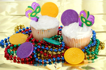 Cupcakes decorated for Mardi Gras