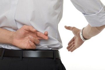 gekreuzte Finger bei Handschlag