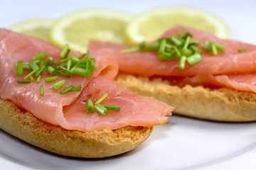 lachs mit schnittlauch und zitrone