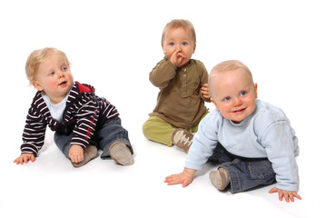 Drei sitzende Babies 10 bis 13 Monate alt