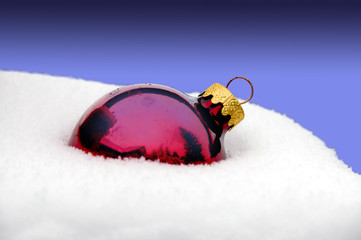 rote Kugel im Schnee