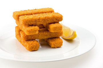 acht Fischstäbchen auf einem weißen Teller