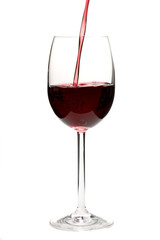 Rotwein in ein Glas einschenken