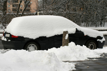 schneebedecktes Auto
