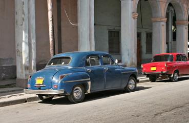 Fototapeta na wymiar Stare amerykańskie samochody na Kubie