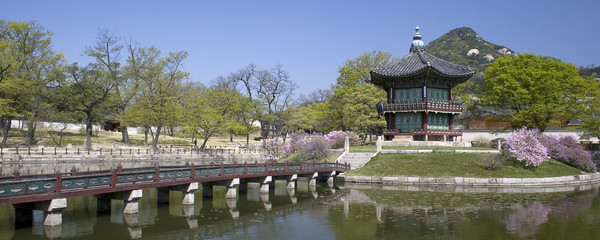 Obraz premium Panorama starego pawilonu w parku w Seulu, w Korei.