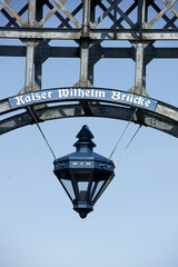 Fototapeta na wymiar Leuchte auf der Kaiser Wilhelm Brücke