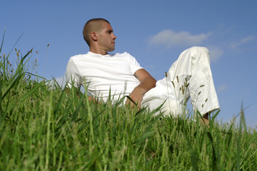 détente dans l'herbe