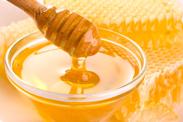 Fresh honey with honeycomb - obrazy, fototapety, plakaty