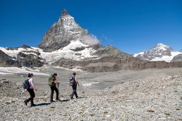 Papier Peint photo Cervin group of hikers heading towards Matterhorn