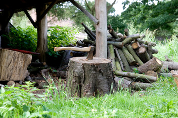 Axt auf Holzklotz in ländlicher Umgebung