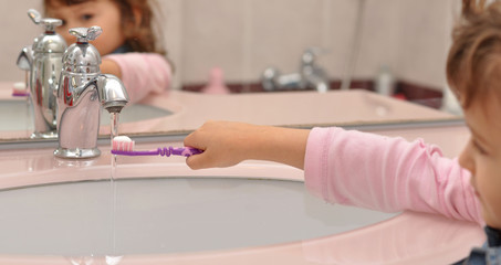 bambina che si lava i denti