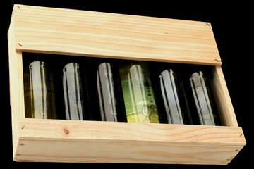 6 bouteilles de vin dans un coffret bois sur fond noir