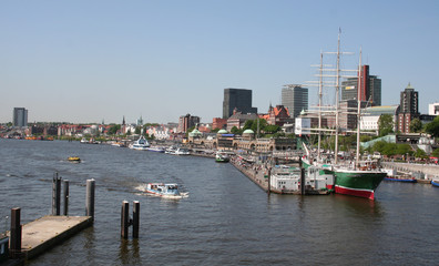 Fototapeta na wymiar Landungsbrücken im Hamburger Hafen