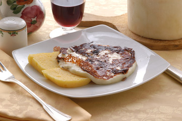 Polenta e tosèla - Antipasti del Trentino Alto Adige