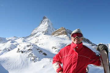 Fototapeta na wymiar Woman skiing in Swiss Alps