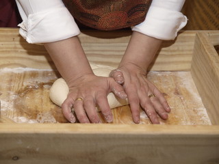 Amasando el pan con el talon de las manos
