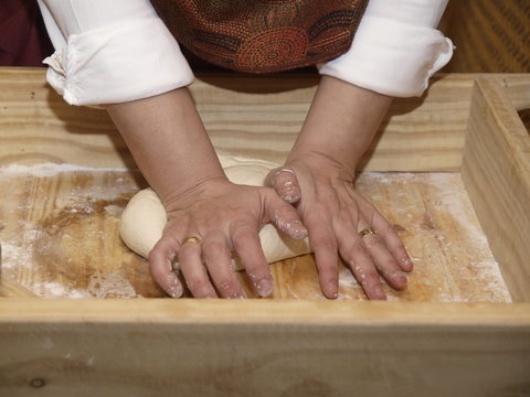 Amasando el pan con el talon de las manos