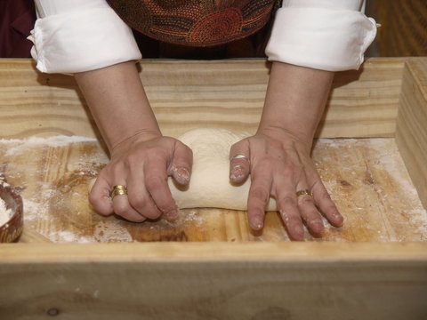 Manos amasando el pan