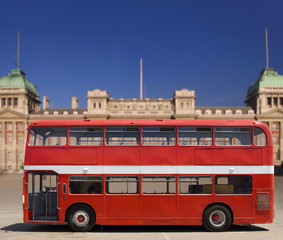 Fototapeta na wymiar Czerwony Double Decker Bus