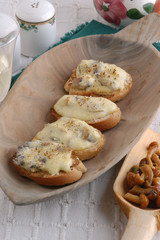 Crostini di formaggio e chiodini - Antipasto - Trentino A.A.