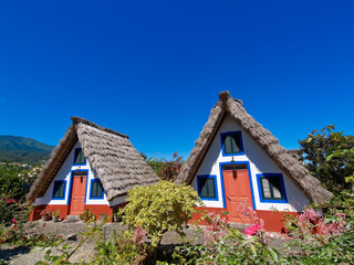 Fototapeta na wymiar Słomiane chatki na Maderze