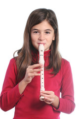 bambina suona il flauto