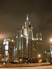 Fototapeta na wymiar Moskwa duży widok kamienica noc