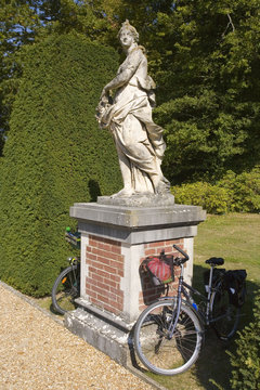 france,île de france, chateau de breteuil : statue et vélo dans