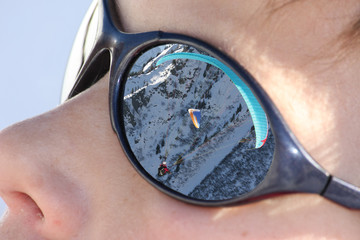 reflet d'un parapente dans les lunettes de soleil