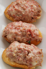 Crostini con salsiccia e stracchino - Antipasti del Trentino
